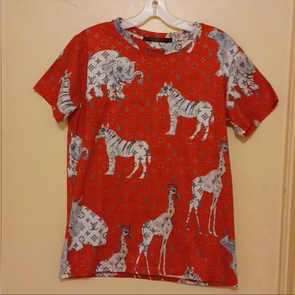 Red Lui V shirt ❗️fits like M or S contrary to what the tag says - Picture 2 of 8